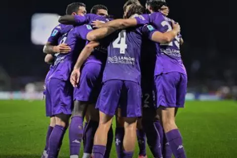 دوري المؤتمر.. فيورنتينا يفوز بصعوبة وسقوط مفاجئ لريال بيتيس